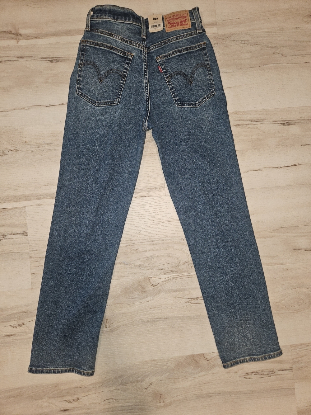 NWT Levi’s Women’s Straight Leg Jeans Medium Wash Button Fly 26x28 - Picture 8 of 8